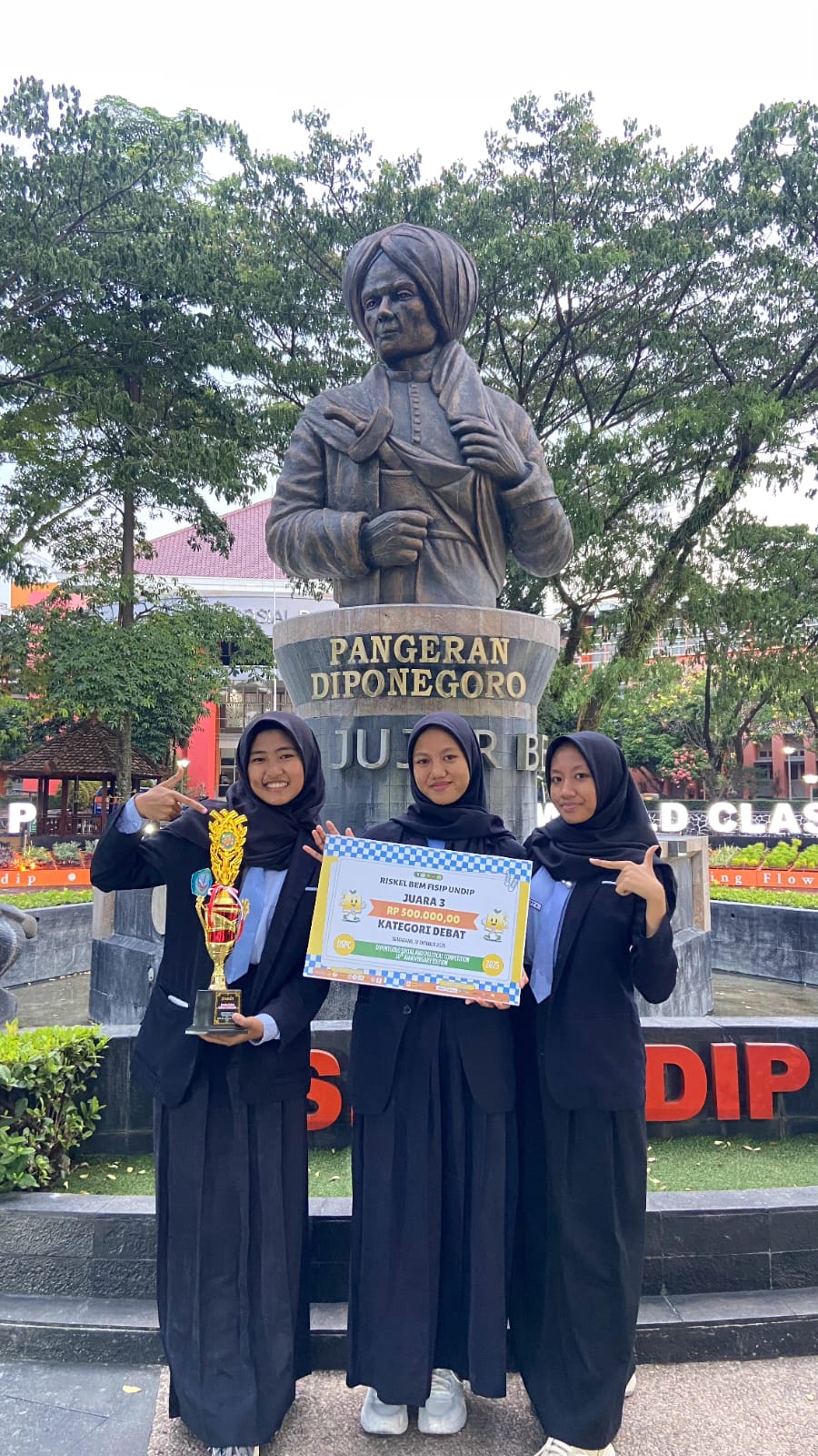 TIM DEBAT SMA NEGERI 1 BANYUMAS RAIH JUARA 3 NASIONAL DI UNIVERSITAS DIPONEGORO SEMARANG